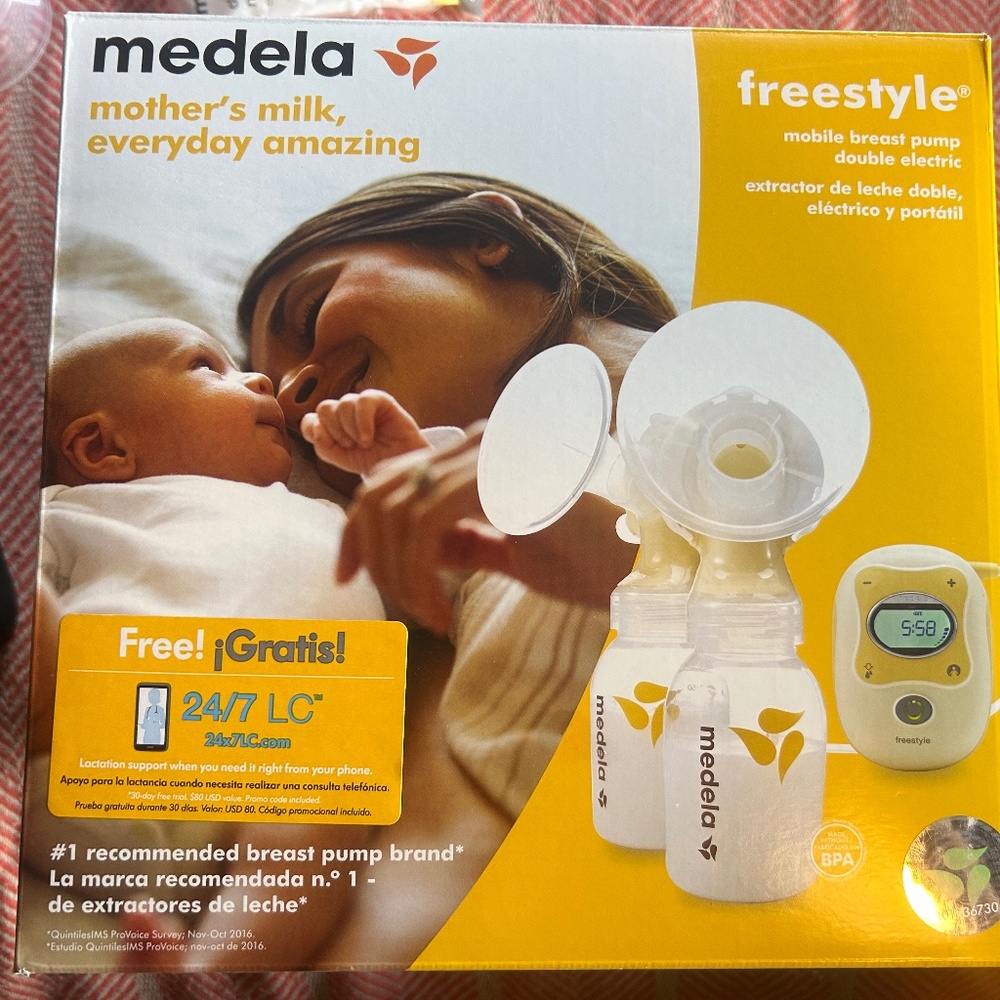 Medela Freestyle Breastpump kit with lots of extras (barely used with box)